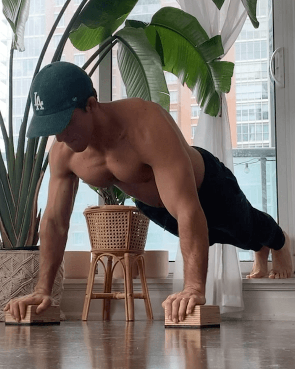 Homem chegando cansado do trabalho